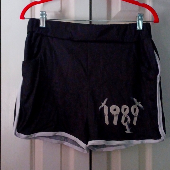 *NWT* Taylor Swift 90s  The Eras Tour Cropped Tee  & Shorts Set Sz Large - Picture 3 of 5
